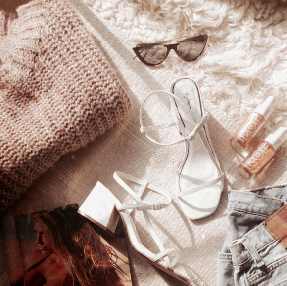 🚨//Mis Amores Collection//White Sandal - Picture 5 of 7